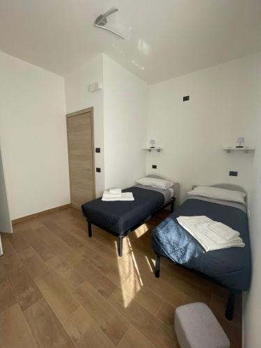2 twin beds