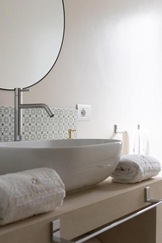 Oronti Accommodations Room Type - Deluxe Double Room with Shower