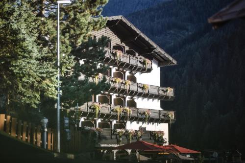 Berghotel Basur - Das Schihotel am Arlberg - Hotel - Flirsch