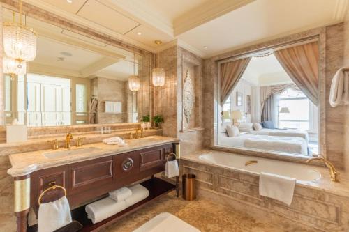 room detail thumbnail 2