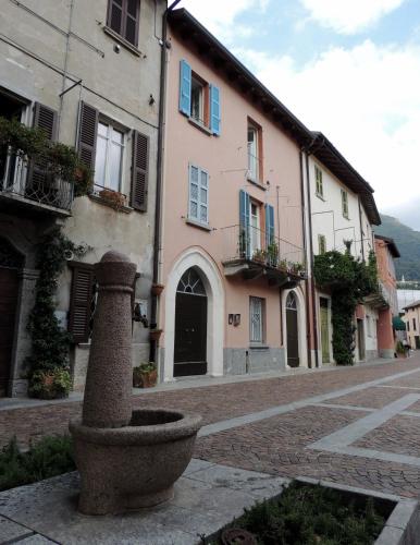 La piazza al lago - A 40 metri dal lago