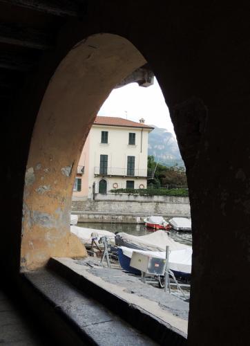 La piazza al lago - A 40 metri dal lago