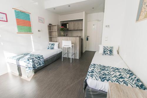 1 queen bed, 2 twin beds