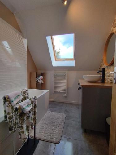 Fürdőszoba, Jolie maison au calme et proche mer avec spa en option in Les Pieux