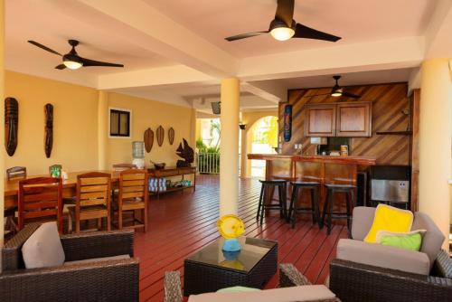 Plattegronden, Mission Bay - Large 5 Bedroom Oceanfront w Pier and Pool in Surfside