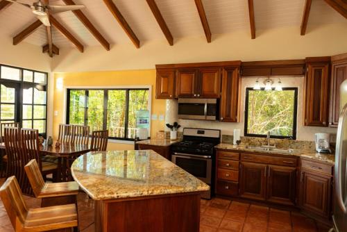 Plattegronden, Mission Bay - Large 5 Bedroom Oceanfront w Pier and Pool in Surfside