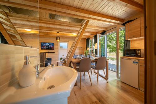 Magic new cozy tiny house at private lake Magic new cozy tiny house at private lake
