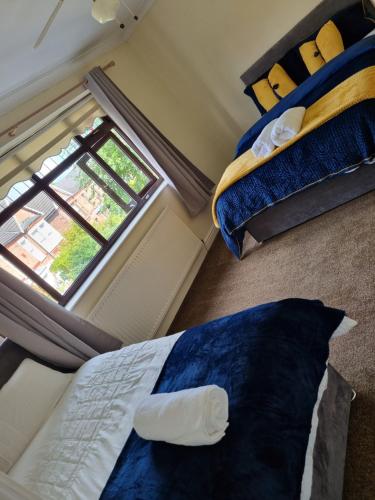 Molineux House 4 bed with 2 ensuite bedrooms, sleeps 8, private gated parking, spacious garden, 5 mi in Huyton