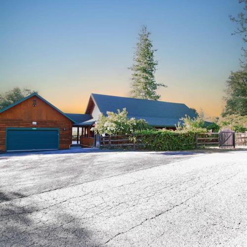 Yosemite Villa a Secluded Log Cabin Retreat with Mtn Views