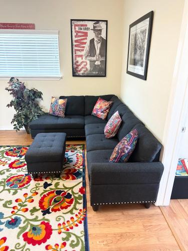 Minutes to Riverwalk, Sleeps 12, Pets Welcome! in San Antonio, USA