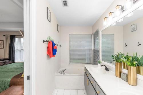 Breeze - Family Retreat with Game Room - image 2