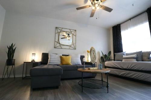 Renovated Modern Industrial Suite 2 Br Condo - Gainesville, FL