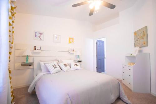 Modern Boho Condo with a Royal Touch -KING BED in Gainesville, USA