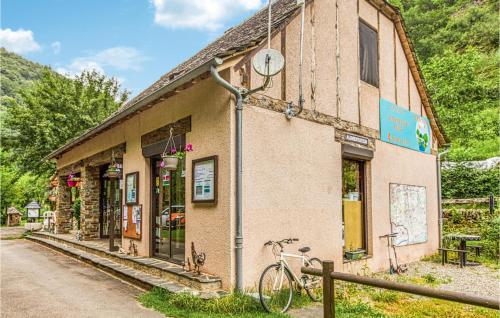 Lovely stacaravan In Conques-en-rouergues With Outdoor Swimming Pool