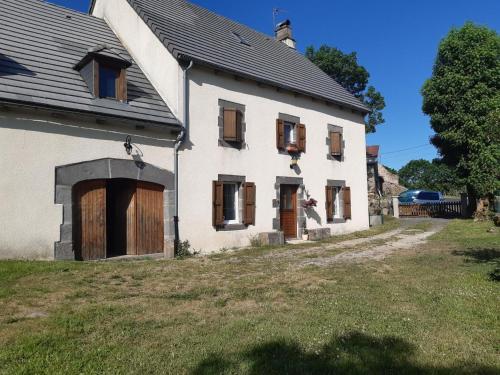 Maison de charme avec grand jardin, 8 VTT, espace jeux pour enfants, près de pistes et randonnées - FR-1-742-60 gîte à louer Roffiac