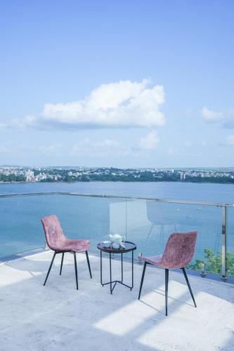 Grey Stone - Lakefront PentHouse Family Rooms