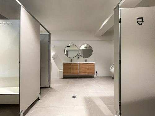 Baño, Airone Capsule Hotel in Hobart