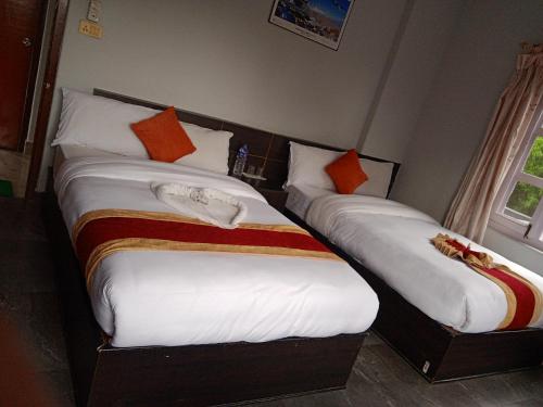 1 double bed, 1 twin bed