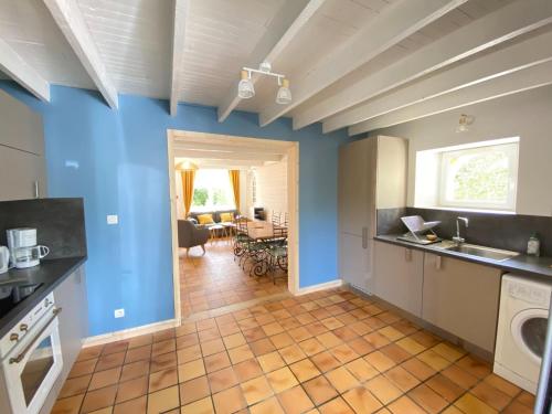 кухня, Charming Cottage near Mont St. Michel Bay in Брехаль