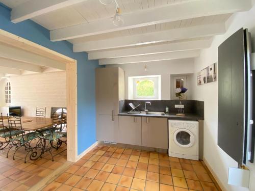 кухня, Charming Cottage near Mont St. Michel Bay in Брехаль