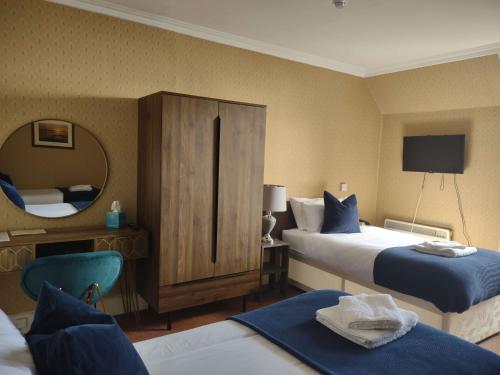 3 twin beds