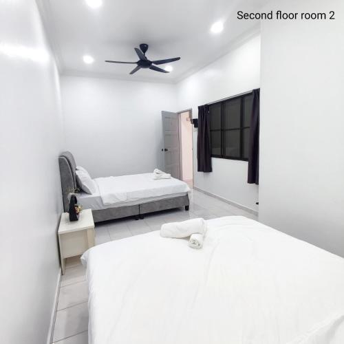 Double Storey 5 room Bukit Beruang -18pax Double Storey 5 room Bukit Beruang -18pax