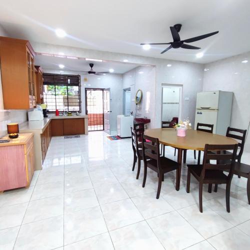 Double Storey 5 room Bukit Beruang -18pax Double Storey 5 room Bukit Beruang -18pax