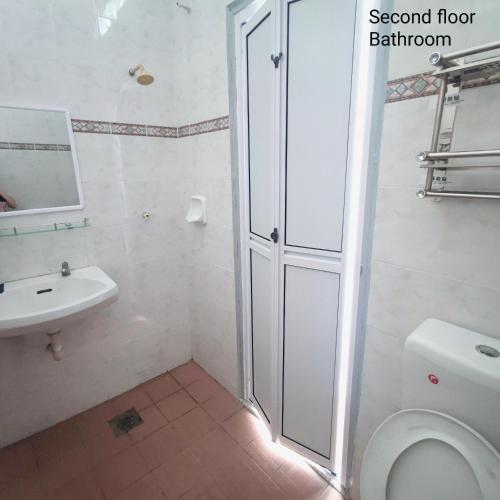 Double Storey 5 room Bukit Beruang -18pax Double Storey 5 room Bukit Beruang -18pax