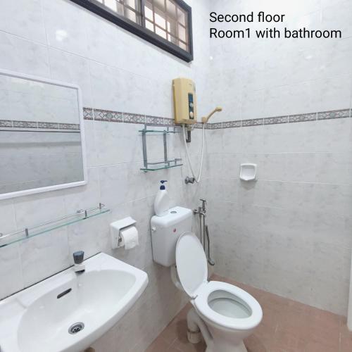 Double Storey 5 room Bukit Beruang -18pax Double Storey 5 room Bukit Beruang -18pax