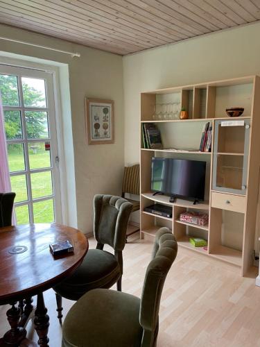 Shared lounge/TV area, Naturen tæt pa. Mærk stilheden! in Østervrå