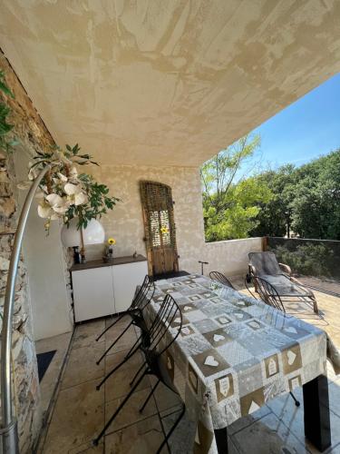 balkon/terras, Appartement entre village et plages. in Le Mouranier