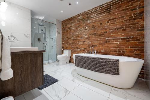 North House - Stunning Old Montreal Penthouse - image 3