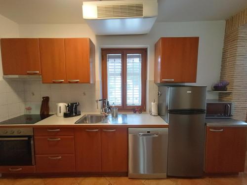  Apartment PARENZANA, little row HOUSE with big green yard in central Istria in Rakotule