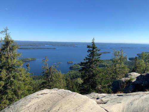 Saunaharju 5 järven rannalla