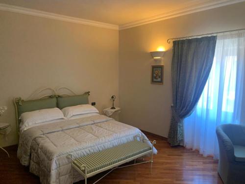 1 queen bed, 1 twin bed