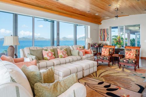 Beautiful 3 story 8,000 sq ft Oceanside Mansion in ชาร์ลสทาวน์