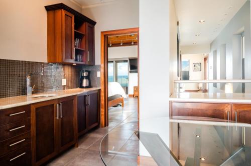 ห้องครัว, Beautiful 3 story 8,000 sq ft Oceanside Mansion in ชาร์ลสทาวน์