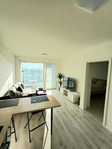 New air-conditioned apartment 5 minutes by walk from the airport with free garage parking, Bratislava