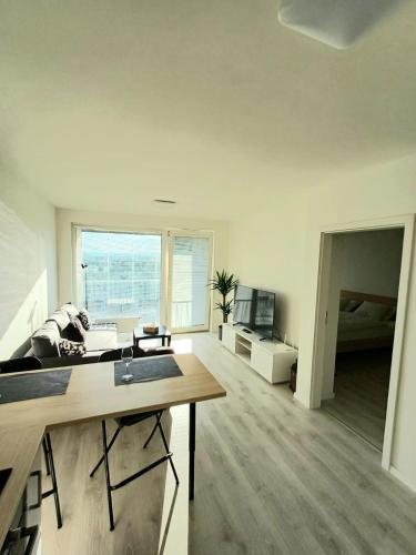 Nový, klimatizovaný, útulný apartmán s garážou, 5 min od letiska - Apartment - Bratislava