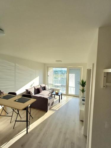 New air-conditioned apartment 5 minutes by walk from the airport with free garage parking, Bratislava (fotografie 8)