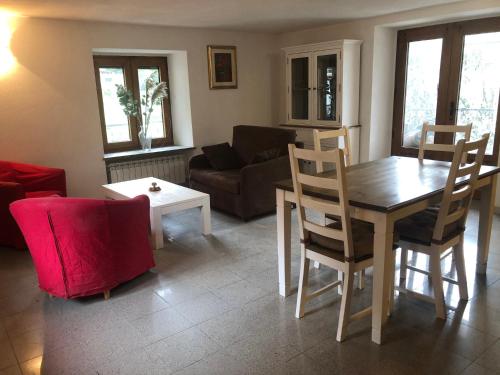  logement spacieux, avec vue sur Vallée. in Pont-Saint-Martin