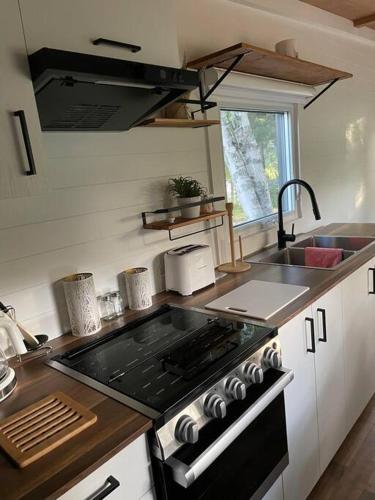 virtuve, Micro chalet Le Boisé ! (Micro chalet Le Boise !) in St Zenon (QC)