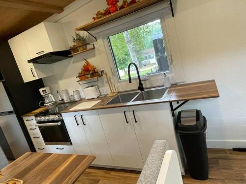 virtuve, Micro chalet Le Boisé ! (Micro chalet Le Boise !) in St Zenon (QC)