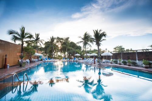 Swimming pool, Twin Palms Resort Pattaya in Pattaya