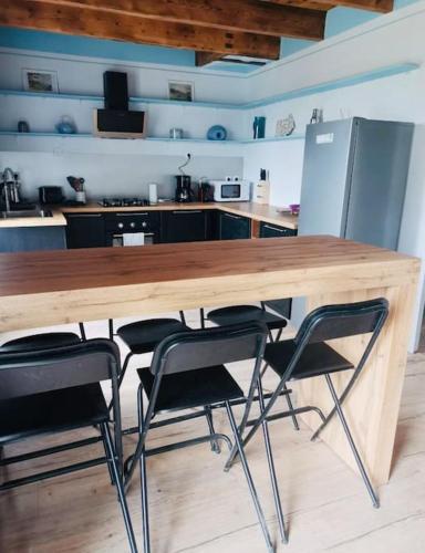 virtuve, La maison sur le rivage, vue mer centre village in Locquenole