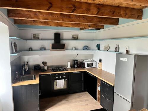 La maison sur le rivage, vue mer centre village in Locquenole