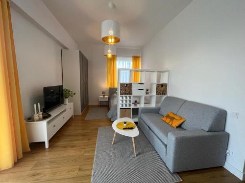 R HOUSE - brand new apartments with patio and garage, Varšava