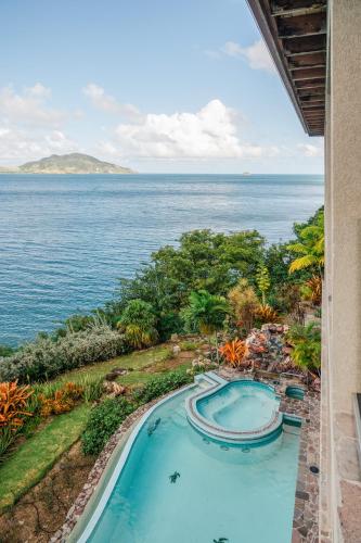 สระว่ายน้ำ, Beautiful 3 story 8,000 sq ft Oceanside Mansion in ชาร์ลสทาวน์