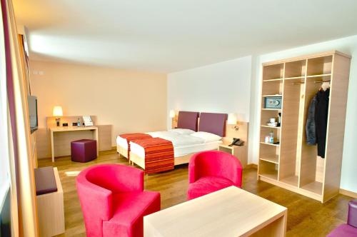 1 queen bed, 1 sofa bed