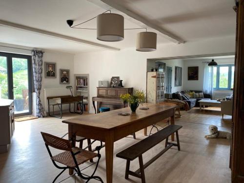 Maison sur cour et véranda gîte à louer Courzieu